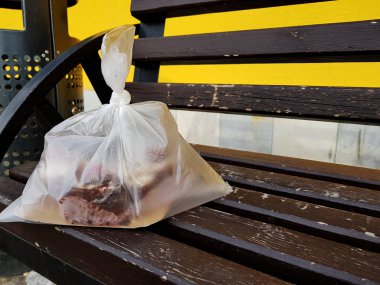 Kar arka planda kış veya baharda bir bankta pasta ile paket