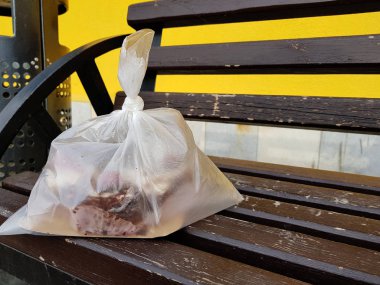 Kar arka planda kış veya baharda bir bankta pasta ile paket