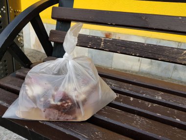 Kar arka planda kış veya baharda bir bankta pasta ile paket