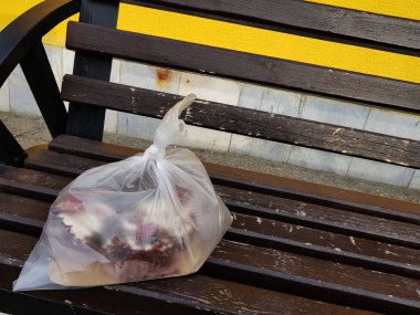 Kar arka planda kış veya baharda bir bankta pasta ile paket