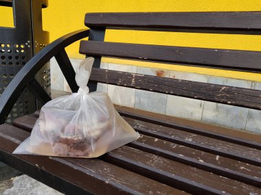 Kar arka planda kış veya baharda bir bankta pasta ile paket