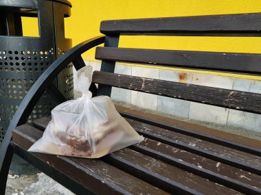 Kar arka planda kış veya baharda bir bankta pasta ile paket