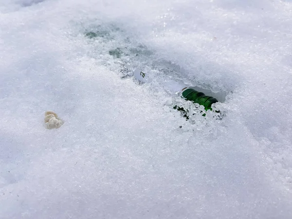 Śnieżna butelka i guma na śniegu zimą lub wiosną — Zdjęcie stockowe