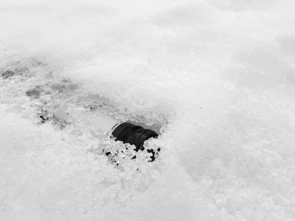 Uma garrafa de neve e chiclete na neve no inverno ou na primavera — Fotografia de Stock