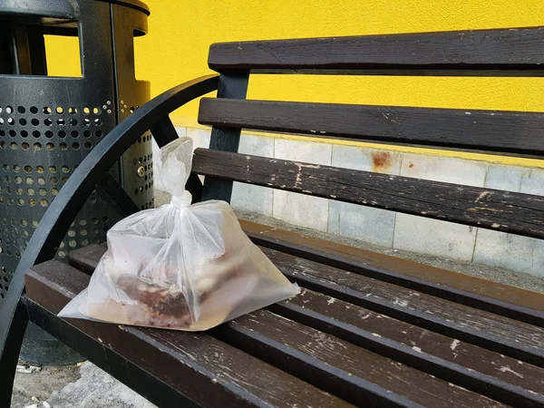 Kar arka planda kış veya baharda bir bankta pasta ile paket