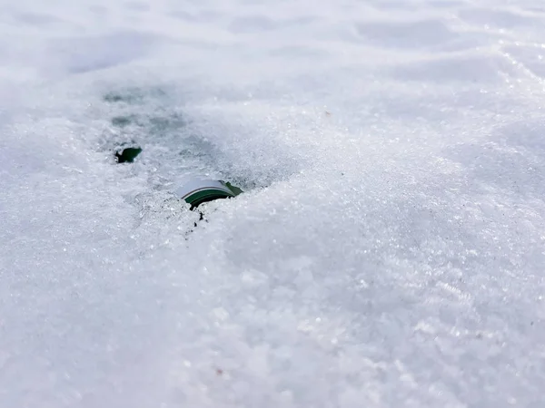 Śnieżna butelka i guma na śniegu zimą lub wiosną — Zdjęcie stockowe