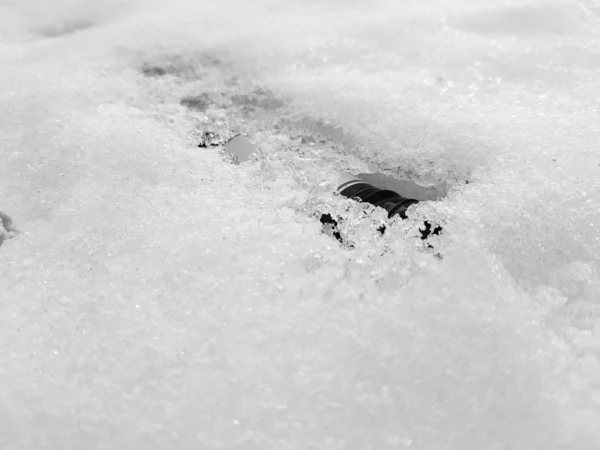 Uma garrafa de neve e chiclete na neve no inverno ou na primavera — Fotografia de Stock