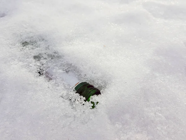 Schneeflasche und Kaugummi auf dem Schnee im Winter oder Frühling — Stockfoto