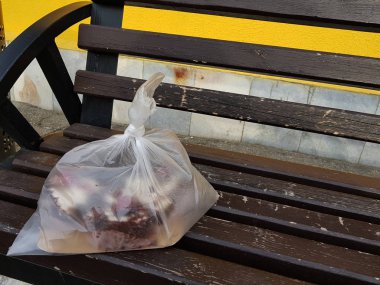 Kar arka planda kış veya baharda bir bankta pasta ile paket