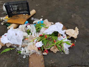Çöp - dağınık çiçekler, paketler, kar ve kış veya ilkbaharda asfalt kutuları