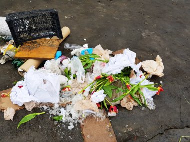 Çöp - dağınık çiçekler, paketler, kar ve kış veya ilkbaharda asfalt kutuları