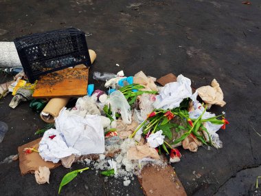 Çöp - dağınık çiçekler, paketler, kar ve kış veya ilkbaharda asfalt kutuları