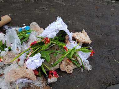 Çöp - dağınık çiçekler, paketler, kar ve kış veya ilkbaharda asfalt kutuları