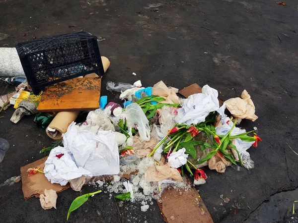 Çöp - dağınık çiçekler, paketler, kar ve kış veya ilkbaharda asfalt kutuları