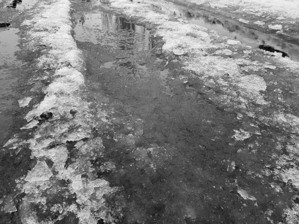 겨울이나 봄에 얼음 껍질, 눈과 반사와 아름다운 웅덩이 — 스톡 사진