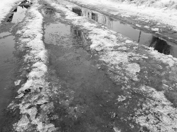 겨울이나 봄에 얼음 껍질, 눈과 반사와 아름다운 웅덩이 — 스톡 사진