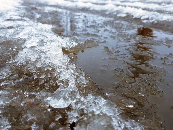 Hermosos charcos con corteza de hielo, nieve y reflejo en invierno o primavera —  Fotos de Stock