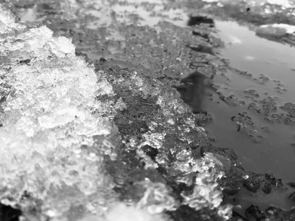 Красиві калюжі з крижаною кіркою, сніг і відображення взимку або навесні — стокове фото