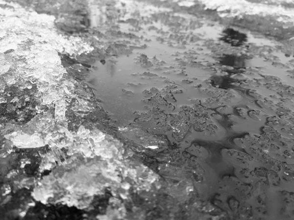 Hermosos charcos con corteza de hielo, nieve y reflejo en invierno o primavera Fotos de stock libres de derechos