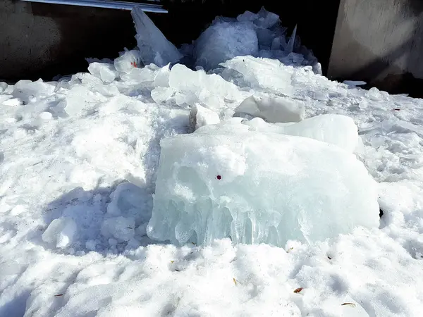 Um grande bloco de gelo caiu do telhado no inverno ou na primavera — Fotografia de Stock