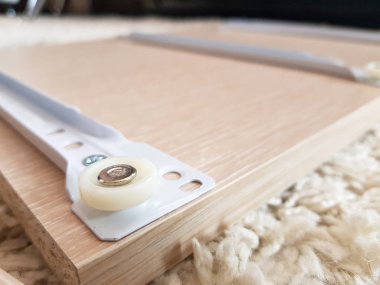 Mobilya montajı yaparken mobilya tarafında güzel mobilya kullanımı