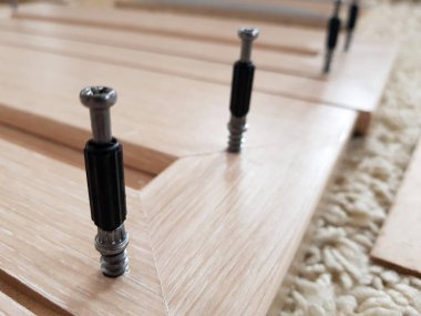 Mobilya montajı yaparken mobilya cephelerinde güzel mobilya eksantrik