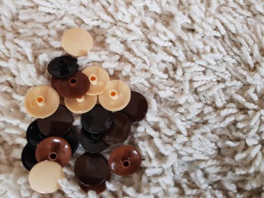 Mobilya parçaları - çeşitli bağlantı elemanları ve donanım mobilya fişleri ile hafif ahşap doku üzerinde yalan