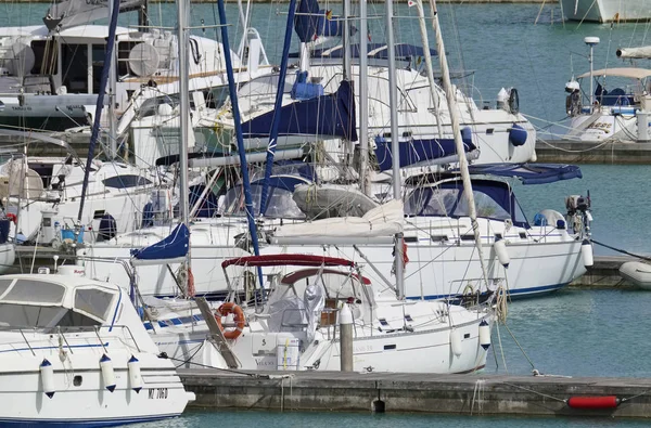 意大利 西西里岛 地中海 滨海堤沙 2018年5月15日 豪华游艇在港口 — 图库照片