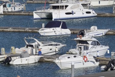İtalya, Sicilya, Akdeniz, Marina di Ragusa; 23 Mayıs 2018, tekneler ve Lüks Yatlar port - Editörden