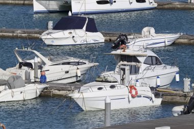 İtalya, Sicilya, Akdeniz, Marina di Ragusa; 23 Mayıs 2018, tekneler ve Lüks Yatlar port - Editörden