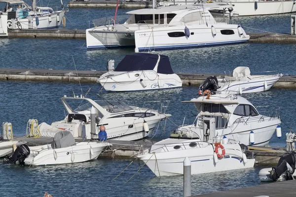 İtalya, Sicilya, Akdeniz, Marina di Ragusa; 23 Mayıs 2018, tekneler ve Lüks Yatlar port - Editörden