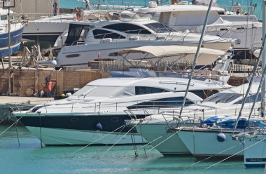 İtalya, Sicilya, Akdeniz, Marina di Ragusa; 24 Mayıs 2018, Lüks Yatlar port - Editörden