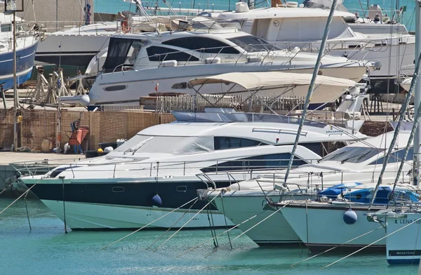 İtalya, Sicilya, Akdeniz, Marina di Ragusa; 24 Mayıs 2018, Lüks Yatlar port - Editörden