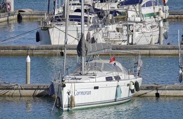 İtalya, Sicilya, Akdeniz, Marina di Ragusa; 24 Mayıs 2018, Yelkenli tekneler limanda - Editörden
