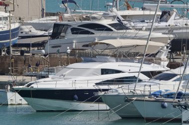 İtalya, Sicilya, Akdeniz, Marina di Ragusa; 31 Mayıs 2018, Lüks Yatlar port - Editörden