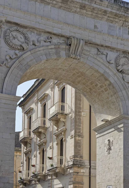 Włochy Sycylia Noto Syrakuzy Prowincji Barokowy Budynek Porta Reale Kamienny — Zdjęcie stockowe