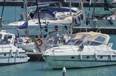 İtalya, Sicilya, Akdeniz, Marina di Ragusa; 9 Haziran 2018, Lüks Yatlar port - Editörden