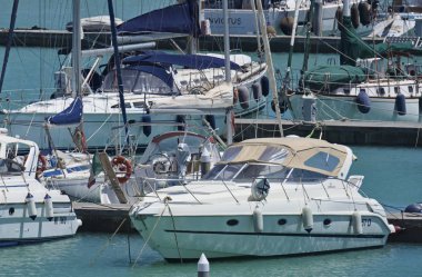 İtalya, Sicilya, Akdeniz, Marina di Ragusa; 9 Haziran 2018, Lüks Yatlar port - Editörden