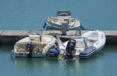 İtalya, Sicilya, Akdeniz, Marina di Ragusa; 10 Haziran 2018, motorlu tekneler limanda - Editörden