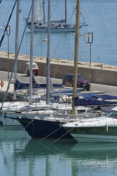 Italien Sicilien Medelhavet Marina Ragusa Juni 2018 Segelbåtar Lyxiga Hamnen — Stockfoto