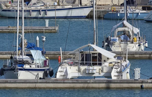 Italien Sicilien Medelhavet Marina Ragusa Juni 2018 Segelbåtar Hamnen Ledare — Stockfoto