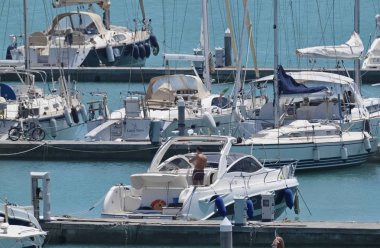 İtalya, Sicilya, Akdeniz, Marina di Ragusa; 17 Haziran 2018, Lüks Yatlar port - Editörden