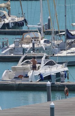 İtalya, Sicilya, Akdeniz, Marina di Ragusa; 17 Haziran 2018, Lüks Yatlar port - Editörden