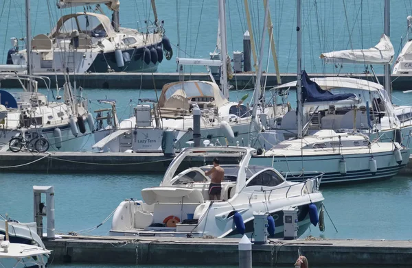 İtalya, Sicilya, Akdeniz, Marina di Ragusa; 17 Haziran 2018, Lüks Yatlar port - Editörden