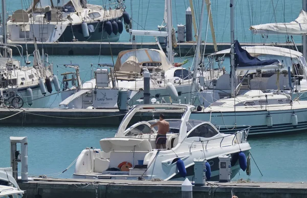 İtalya, Sicilya, Akdeniz, Marina di Ragusa; 17 Haziran 2018, Lüks Yatlar port - Editörden