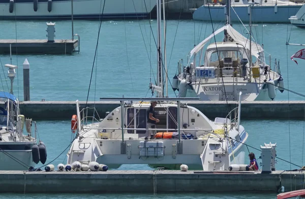 İtalya, Sicilya, Akdeniz, Marina di Ragusa; 17 Haziran 2018, Yelkenli tekneler limanda - Editörden