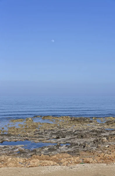 İtalya, Sicilya, Akdeniz, görünümünü kayalık sahil şeridi Calabernardo Beach (Siracusa Eyaleti)