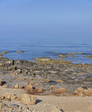 İtalya, Sicilya, Akdeniz, görünümünü kayalık sahil şeridi Calabernardo Beach (Siracusa Eyaleti)