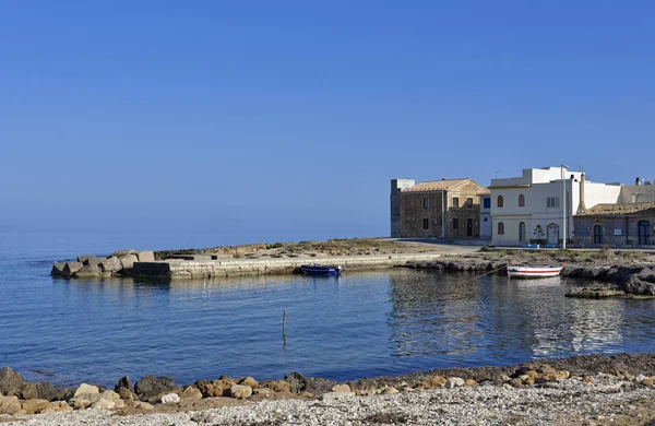 イタリア シチリア島 地中海 Calabernardo 小さな町シラクーサ州の岩の多い海岸線観 — ストック写真