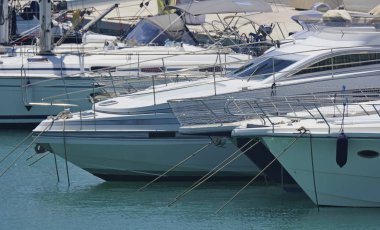 İtalya, Sicilya, Akdeniz, Marina di Ragusa; 23 Haziran 2018, Lüks Yatlar port - Editörden